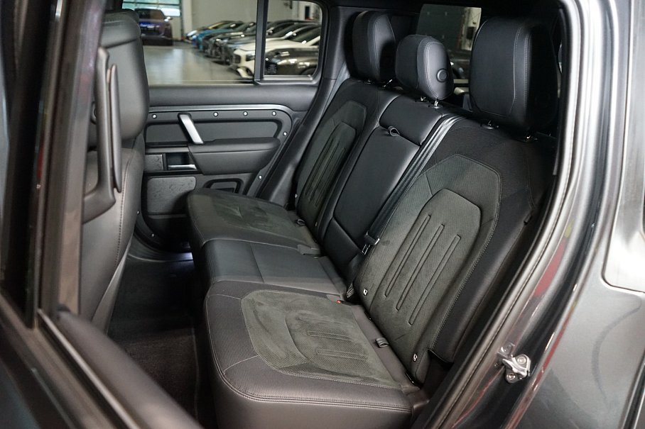 Land Rover Defender 110 P525