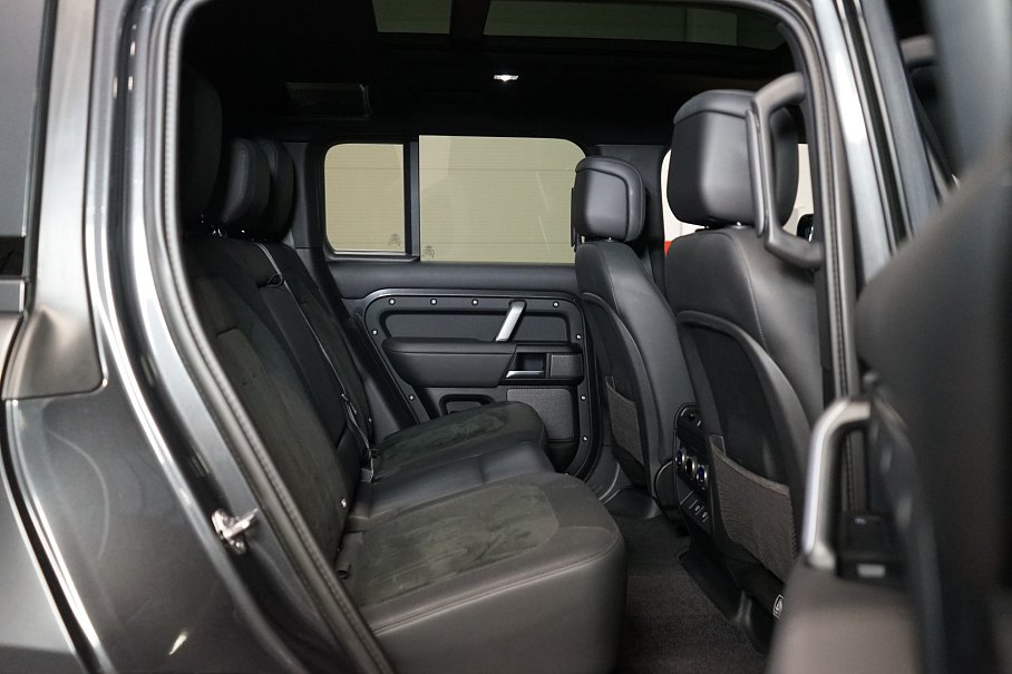 Land Rover Defender 110 P525