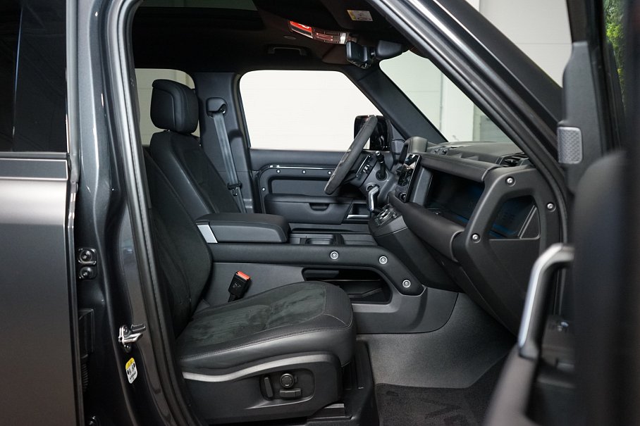 Land Rover Defender 110 P525