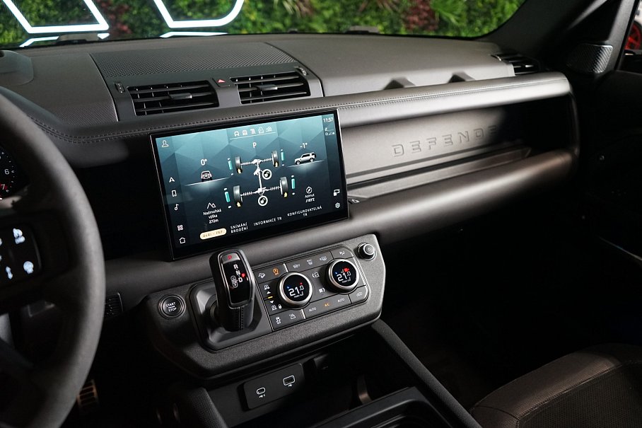 Land Rover Defender 110 P525