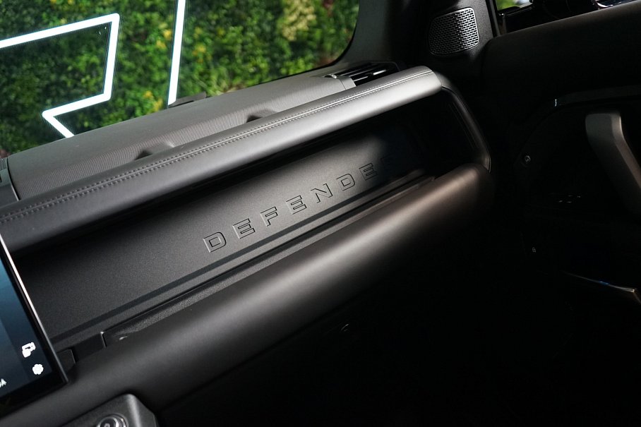 Land Rover Defender 110 P525
