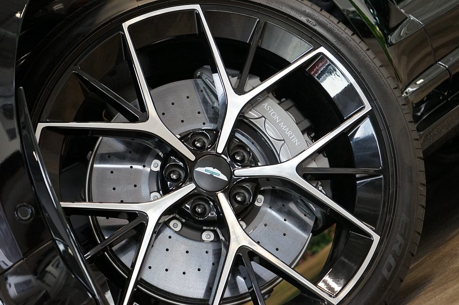 Aston Martin DBX 707