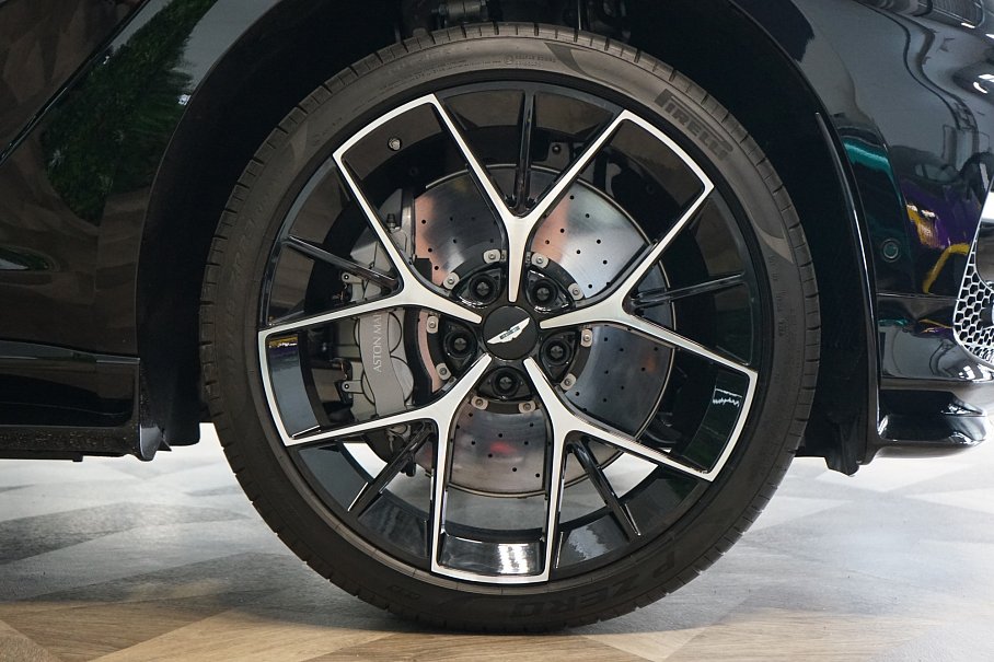 Aston Martin DBX 707