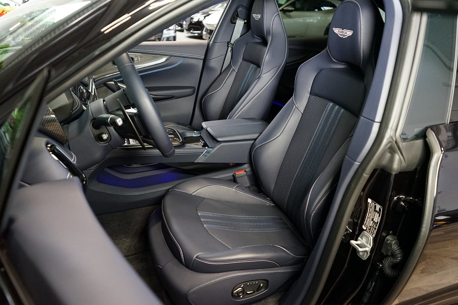 Aston Martin DBX 707