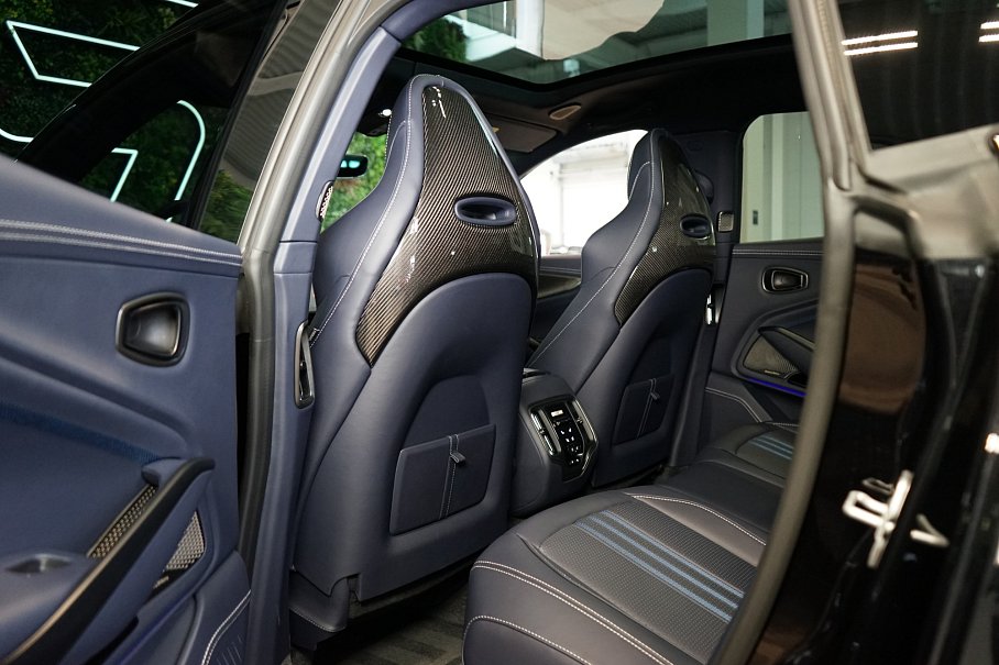 Aston Martin DBX 707