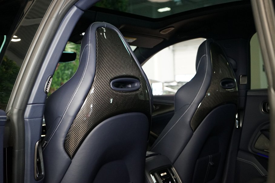 Aston Martin DBX 707