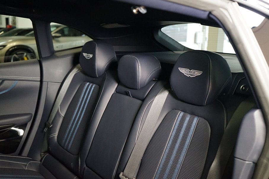 Aston Martin DBX 707