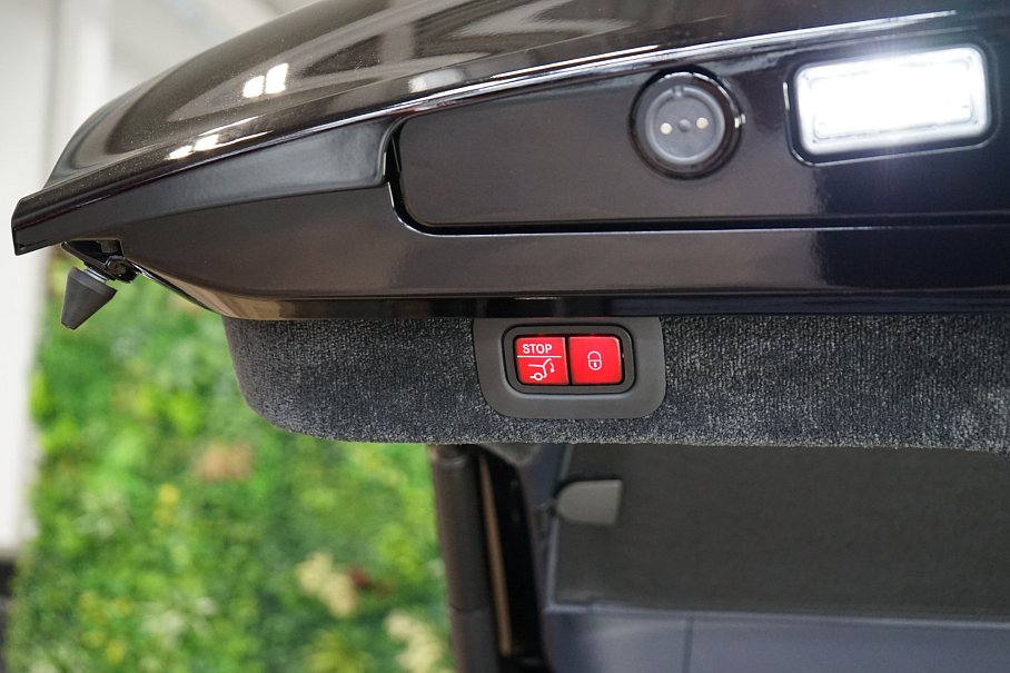 Aston Martin DBX 707