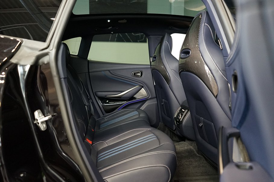 Aston Martin DBX 707