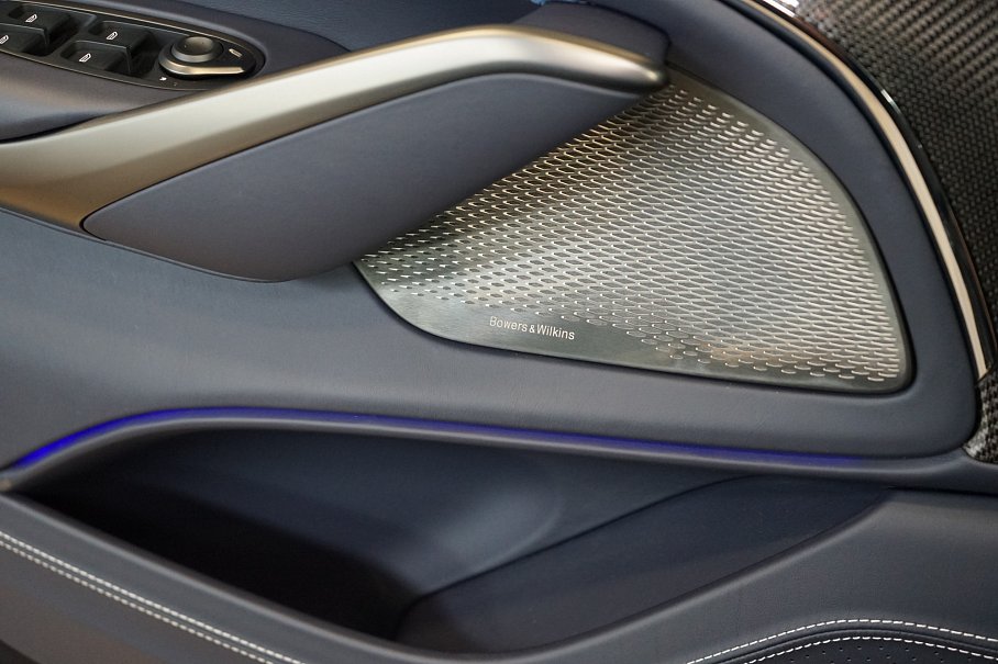Aston Martin DBX 707