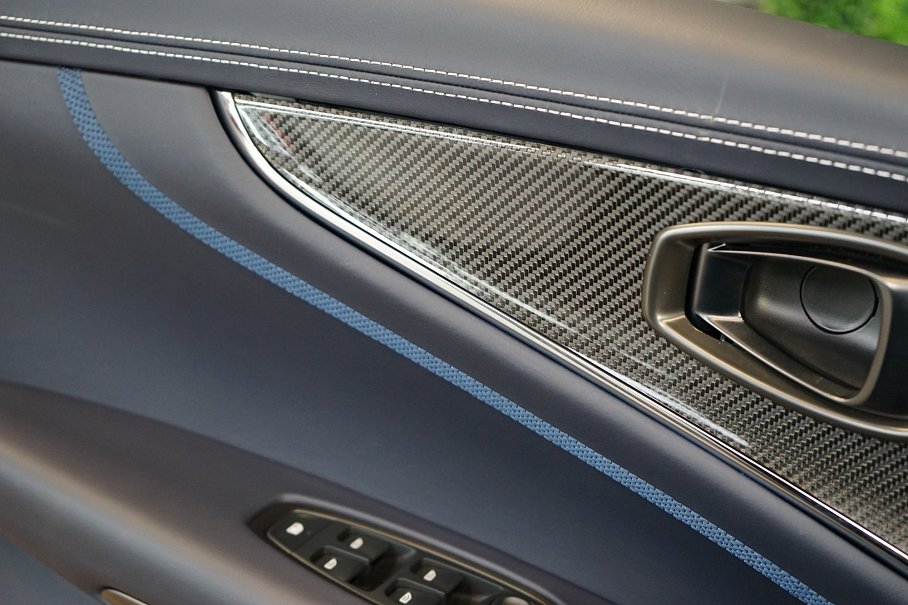 Aston Martin DBX 707