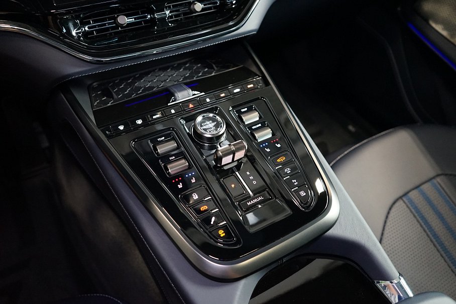 Aston Martin DBX 707