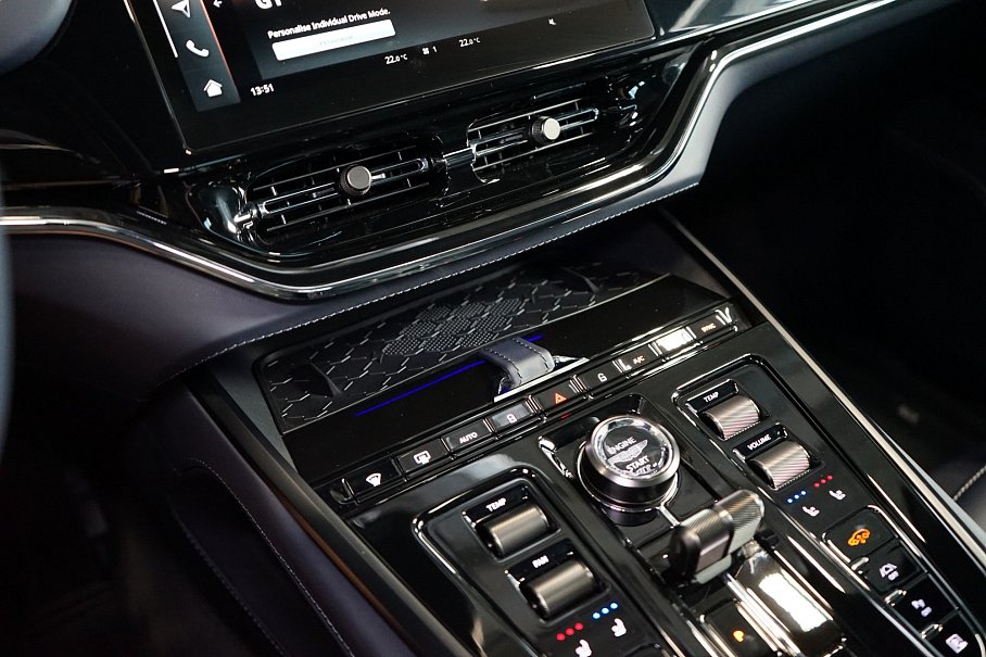 Aston Martin DBX 707