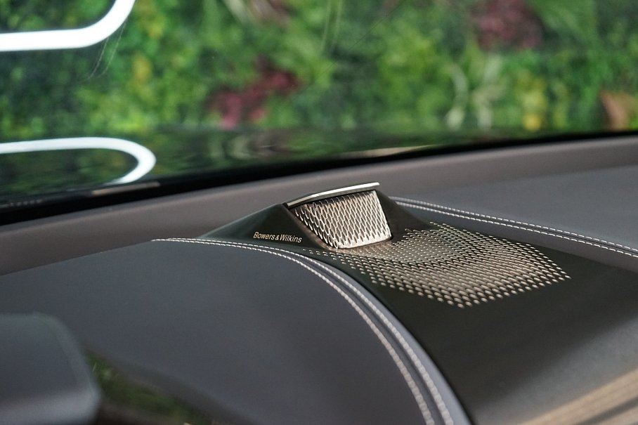 Aston Martin DBX 707