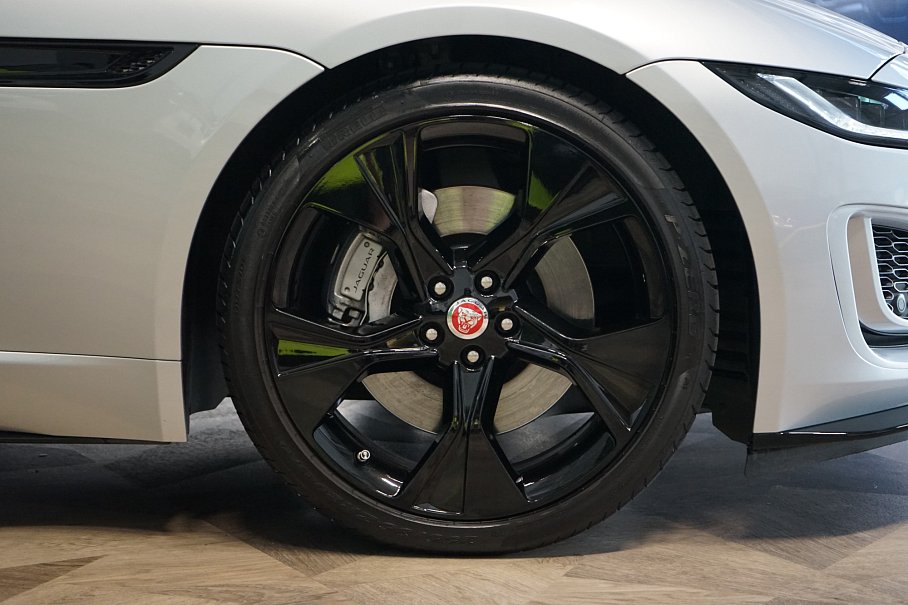 Jaguar F-Type P300 R-Dynamic