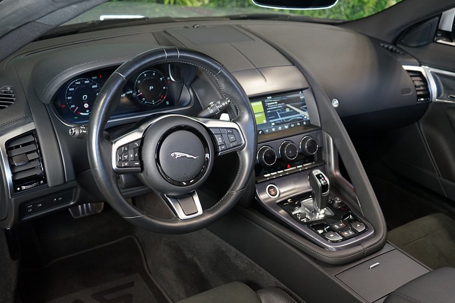 Jaguar F-Type P300 R-Dynamic