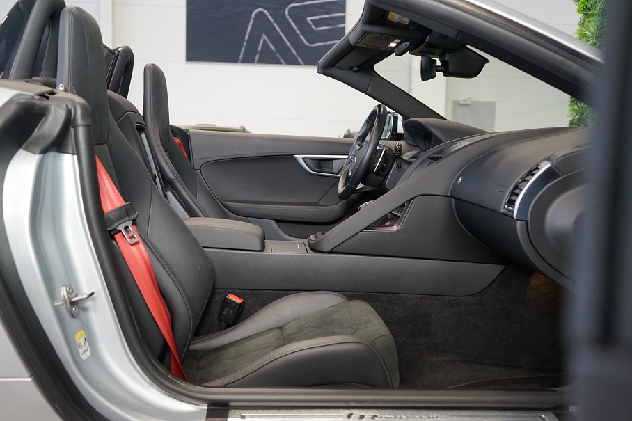 Jaguar F-Type P300 R-Dynamic