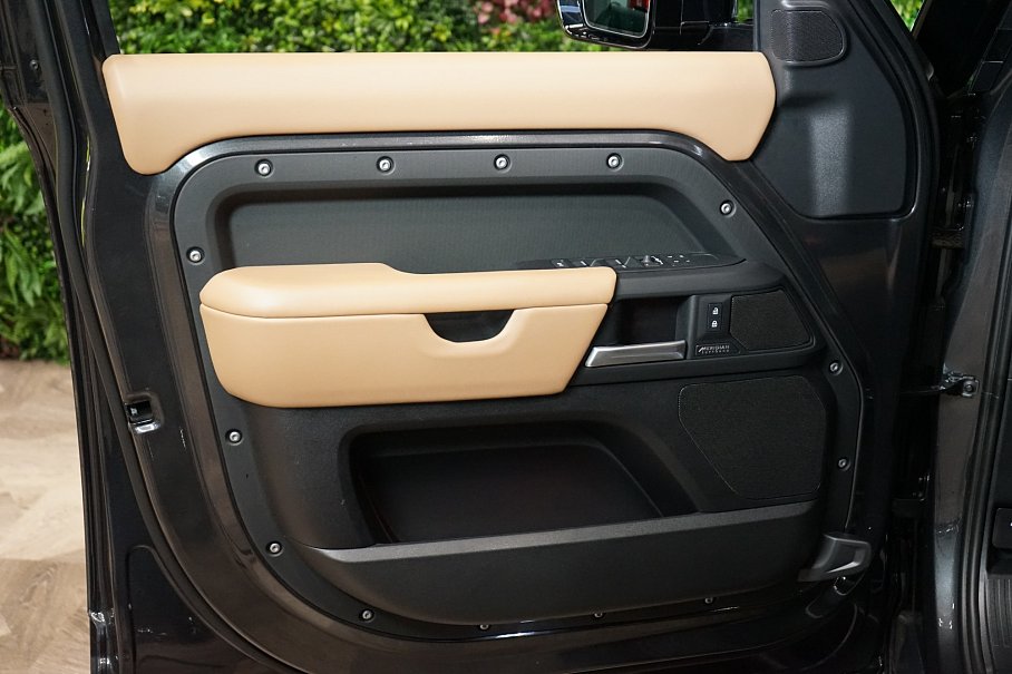 Land Rover Defender D300 110 X-Dynamic HSE