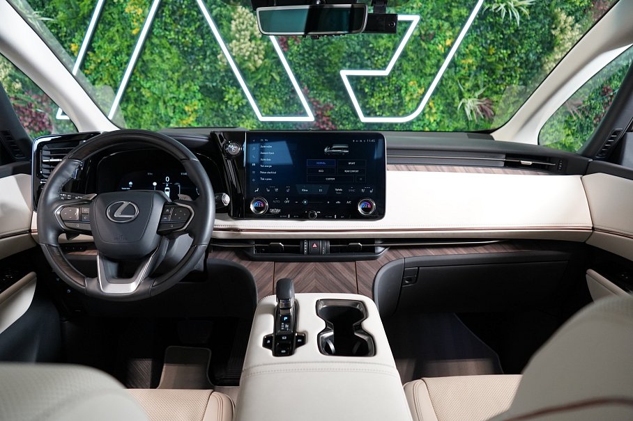 Lexus LM 350h  Luxury