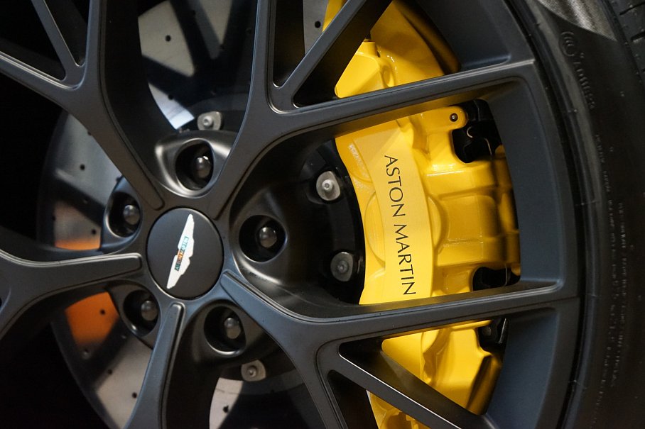 Aston Martin DBX 707