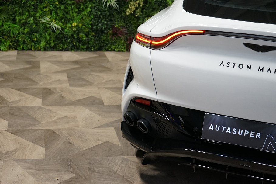 Aston Martin DBX 707