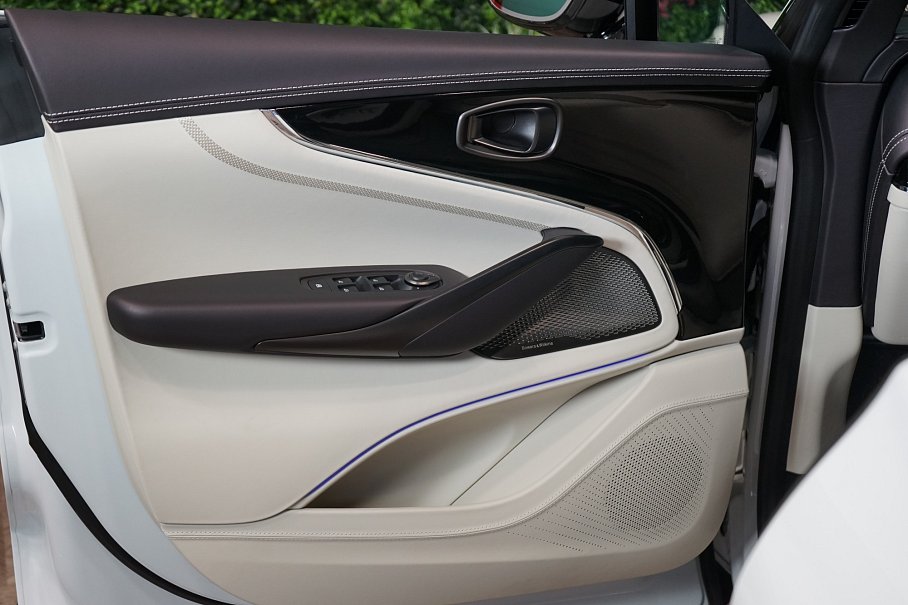 Aston Martin DBX 707