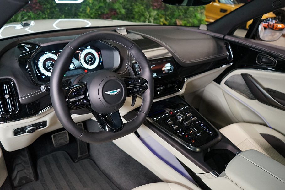 Aston Martin DBX 707