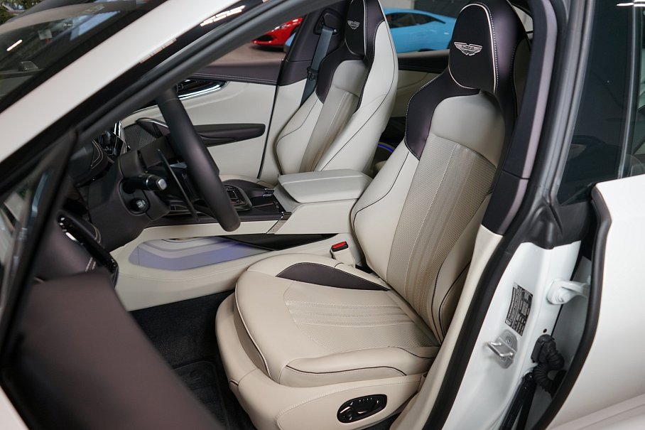 Aston Martin DBX 707