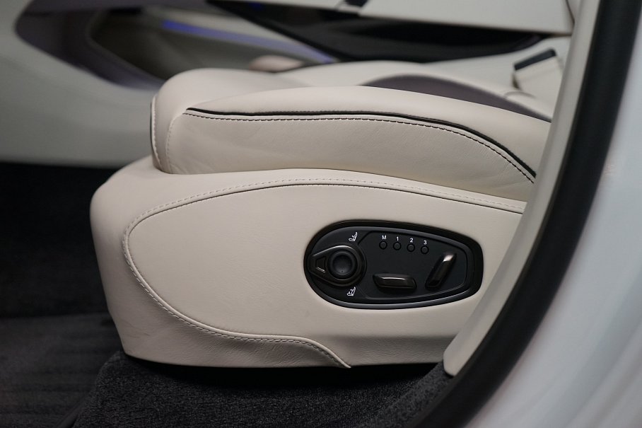 Aston Martin DBX 707