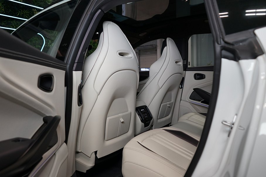 Aston Martin DBX 707