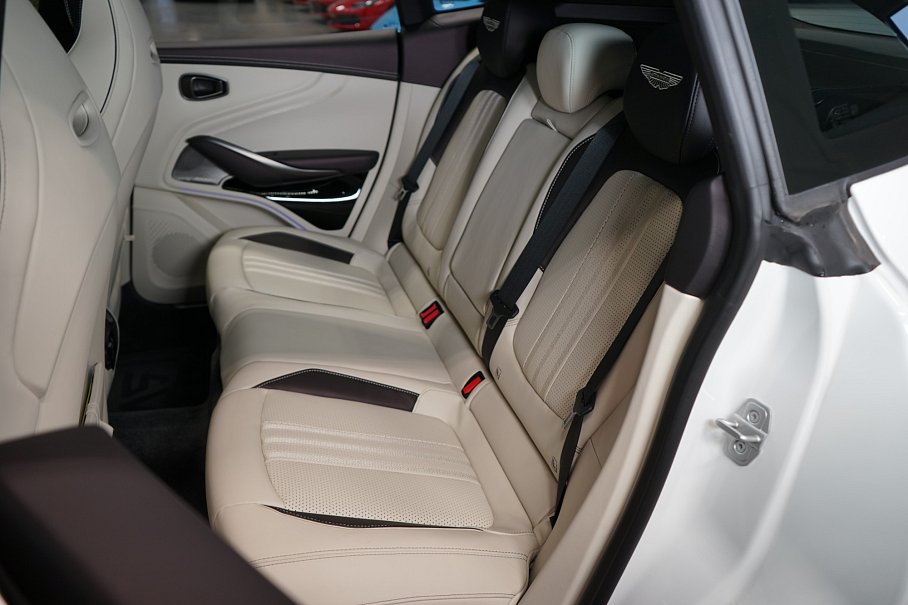 Aston Martin DBX 707