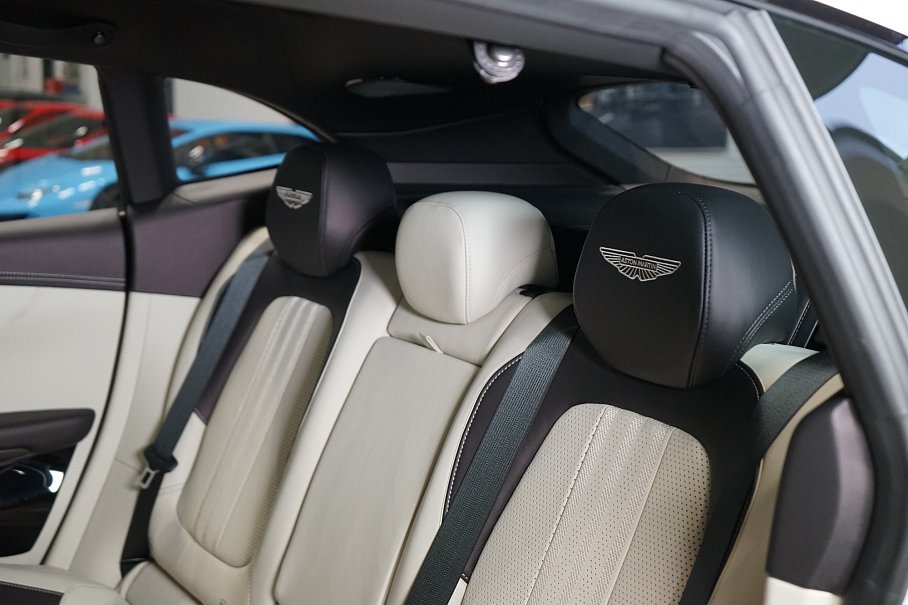 Aston Martin DBX 707