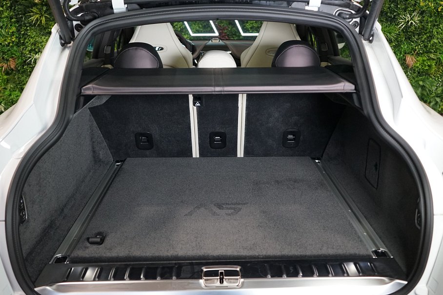 Aston Martin DBX 707