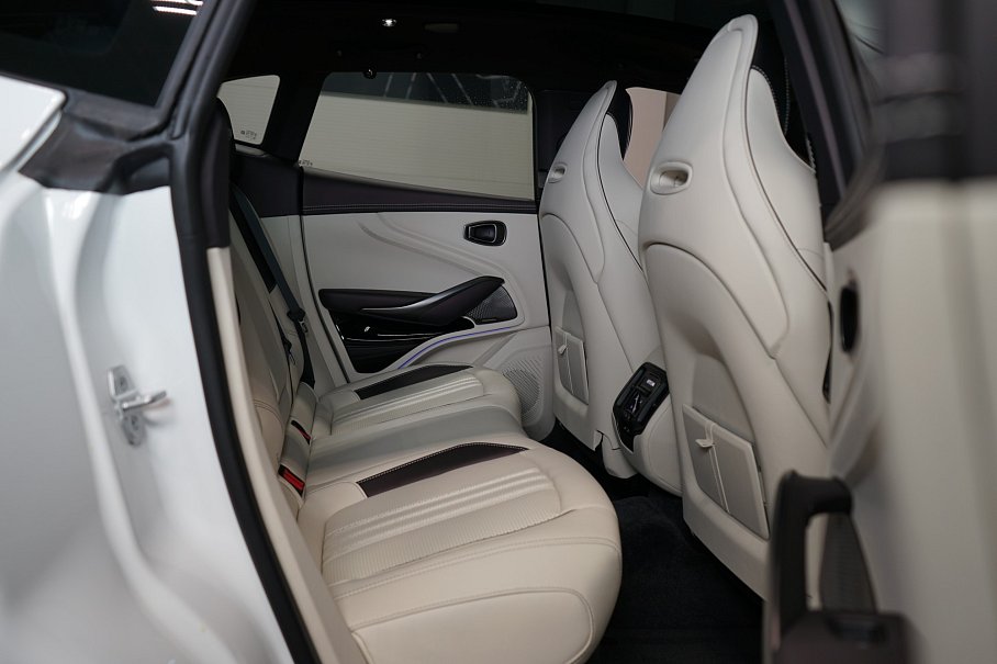 Aston Martin DBX 707