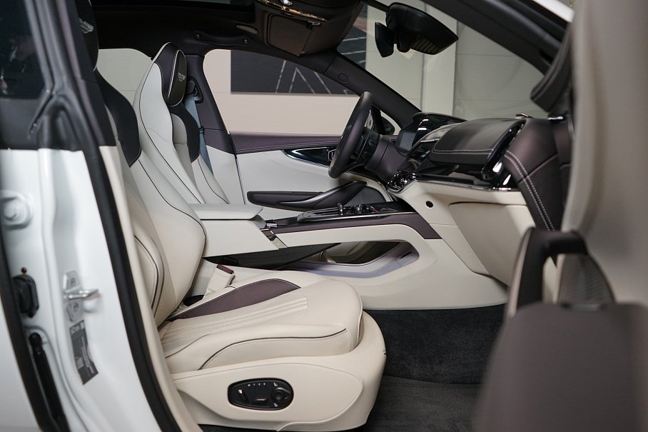 Aston Martin DBX 707