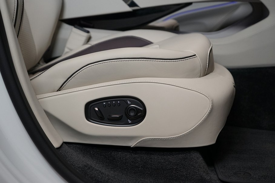 Aston Martin DBX 707