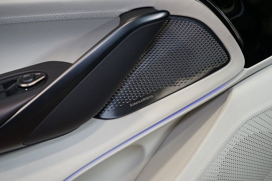 Aston Martin DBX 707