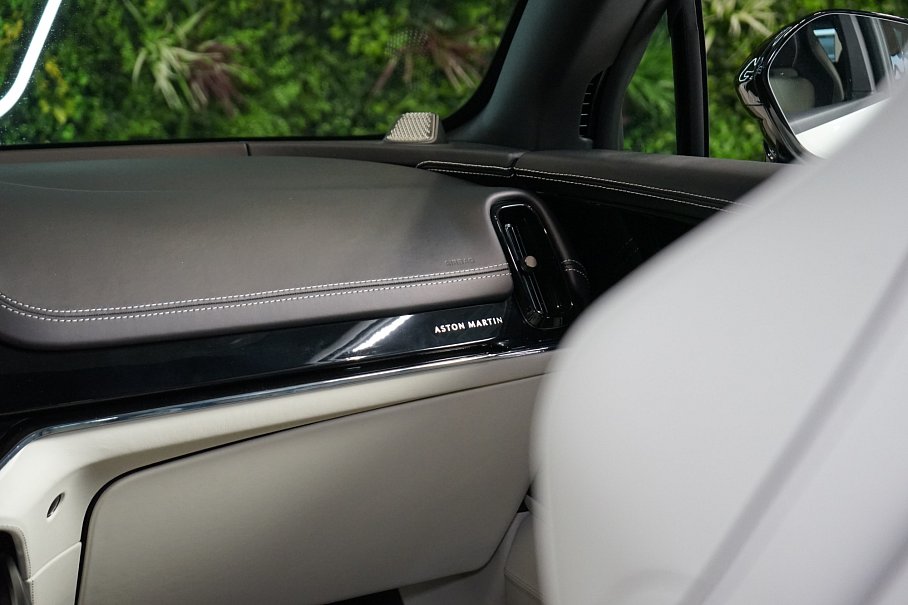 Aston Martin DBX 707