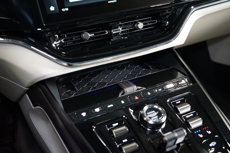 Aston Martin DBX 707