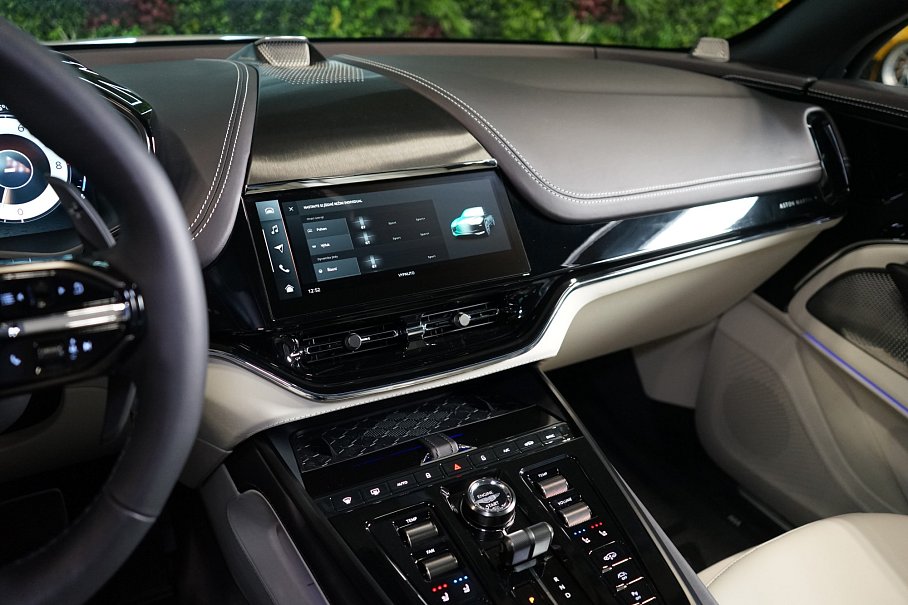 Aston Martin DBX 707