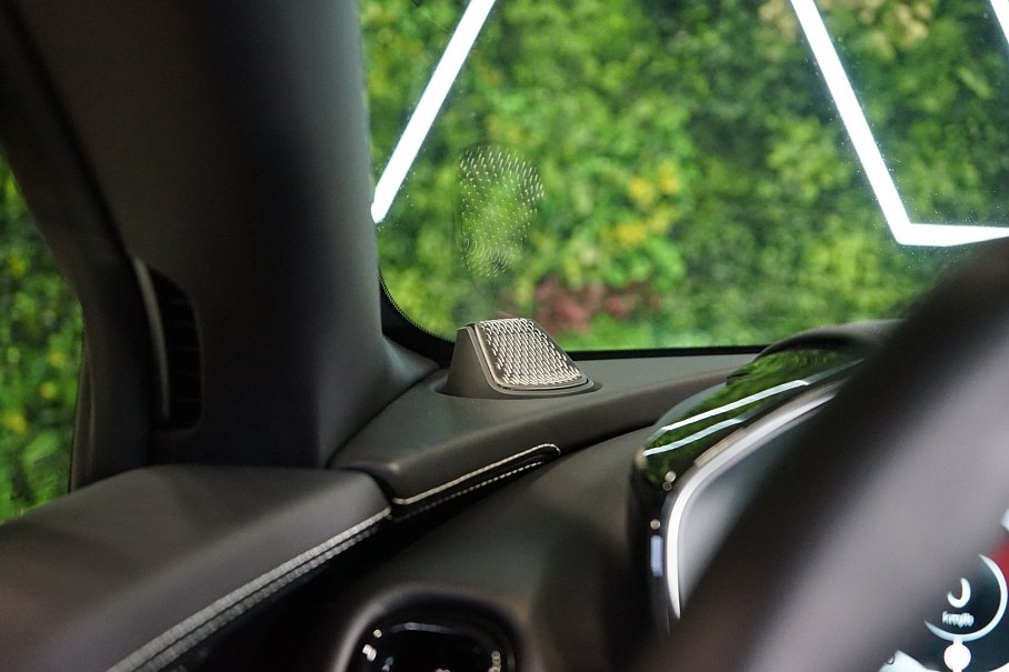 Aston Martin DBX 707