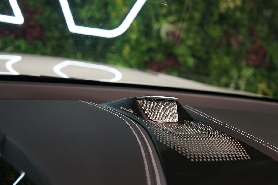 Aston Martin DBX 707