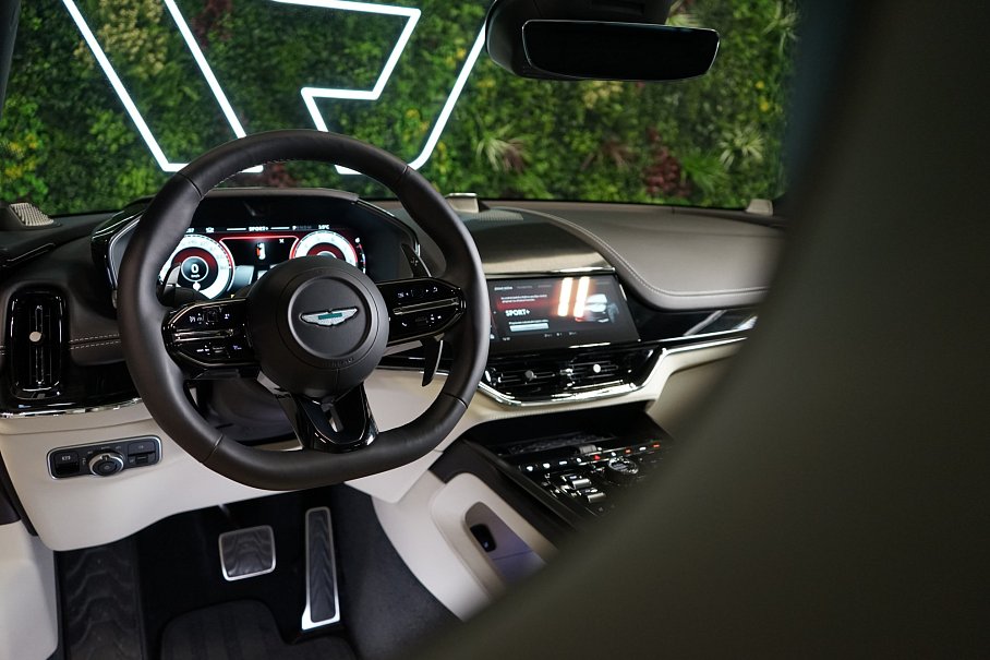 Aston Martin DBX 707