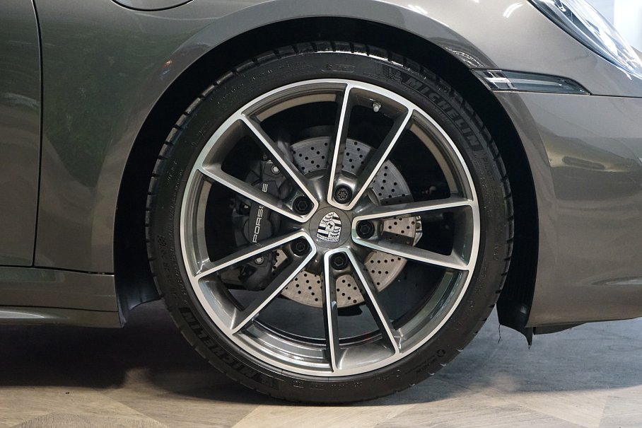 Porsche 911 992 Carrera 4