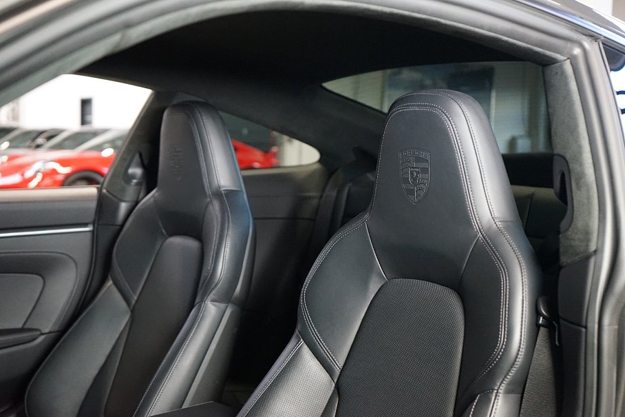 Porsche 911 992 Carrera 4