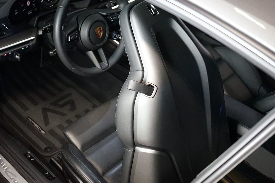 Porsche 911 992 Carrera 4