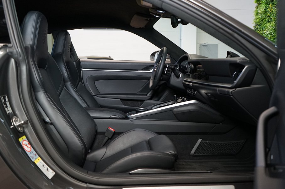 Porsche 911 992 Carrera 4