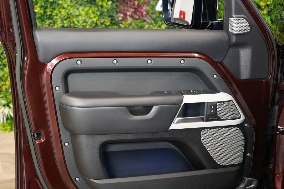 Land Rover Defender D300 130 First Edition