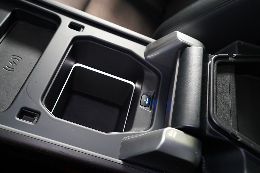 Land Rover Defender D300 130 First Edition