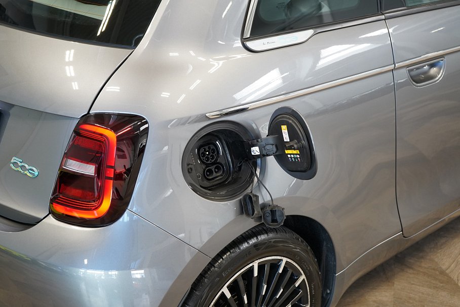 Fiat 500e La Prima